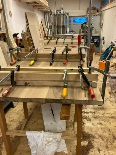 Esstisch beim Verleimen in der Werkstatt