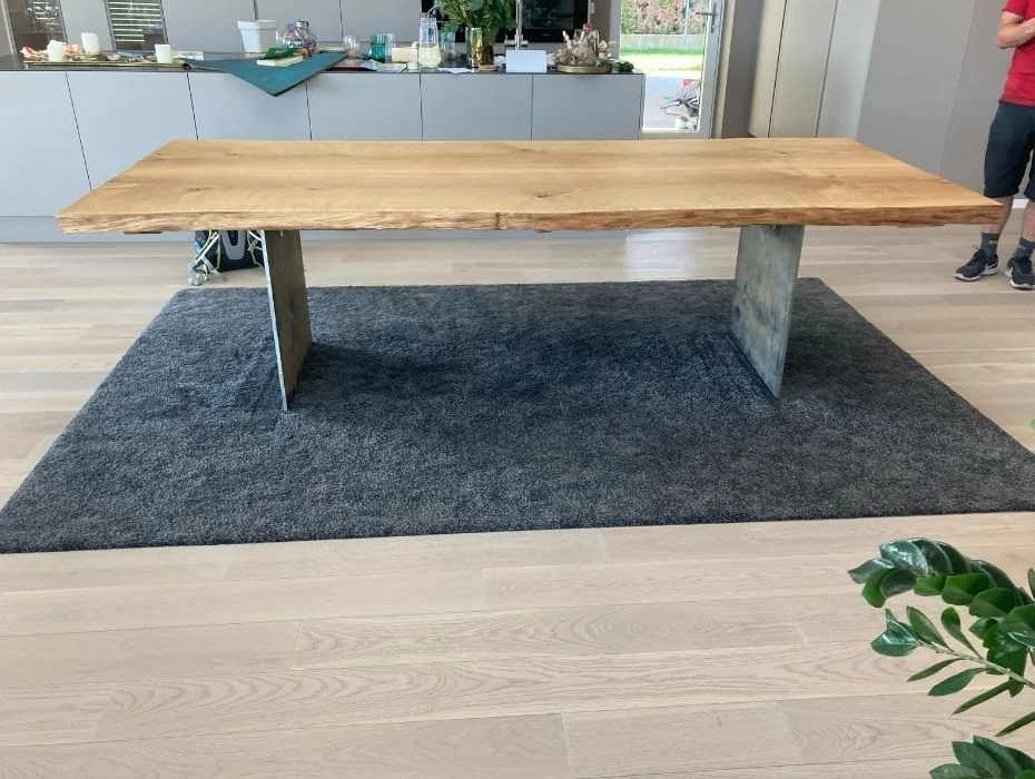 Massivholztisch mit Metallfuß
