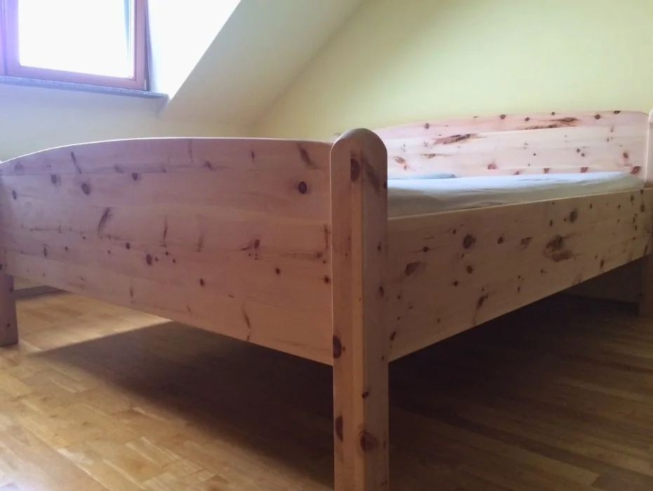 Bett und Kommode aus Zirbenholz